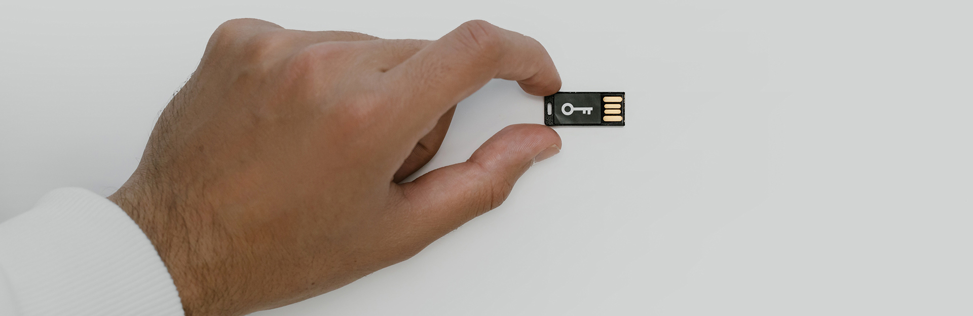 Bild des Schlüssels zur IT-Sicherheit in Form eines USB-Stick